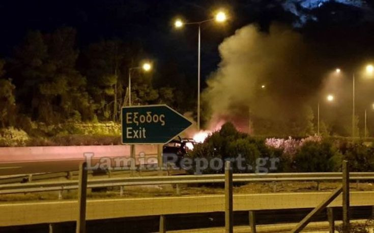 Αυτοκίνητο τυλίχθηκε στις φλόγες στην εθνική οδό Αθηνών-Λαμίας – Βίντεο